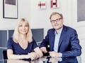 Manuela Thamm und Christian Krant, Geschäftsführer der Immobilienverwaltung Ernst G. Hachmann GmbH, in ihren Büroräumlichkeiten