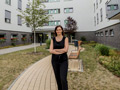 DKB-Kundenbetreuerin Tanja Staroste vor Mehrgenerationenkomplex in der Goyastraße in Leipzig