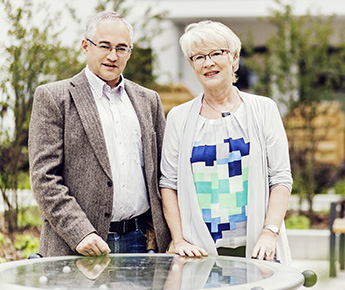 Greentech für Wohnräume: Swen-Sören Börner (Abteilungsleiter Energiedienstleistungen, DREWAG) und Gita Müller im Neubau Wallotstraße