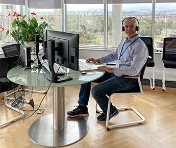 Cloud Manager Torsten sitzt am Schreibtisch im Büro in Dresden