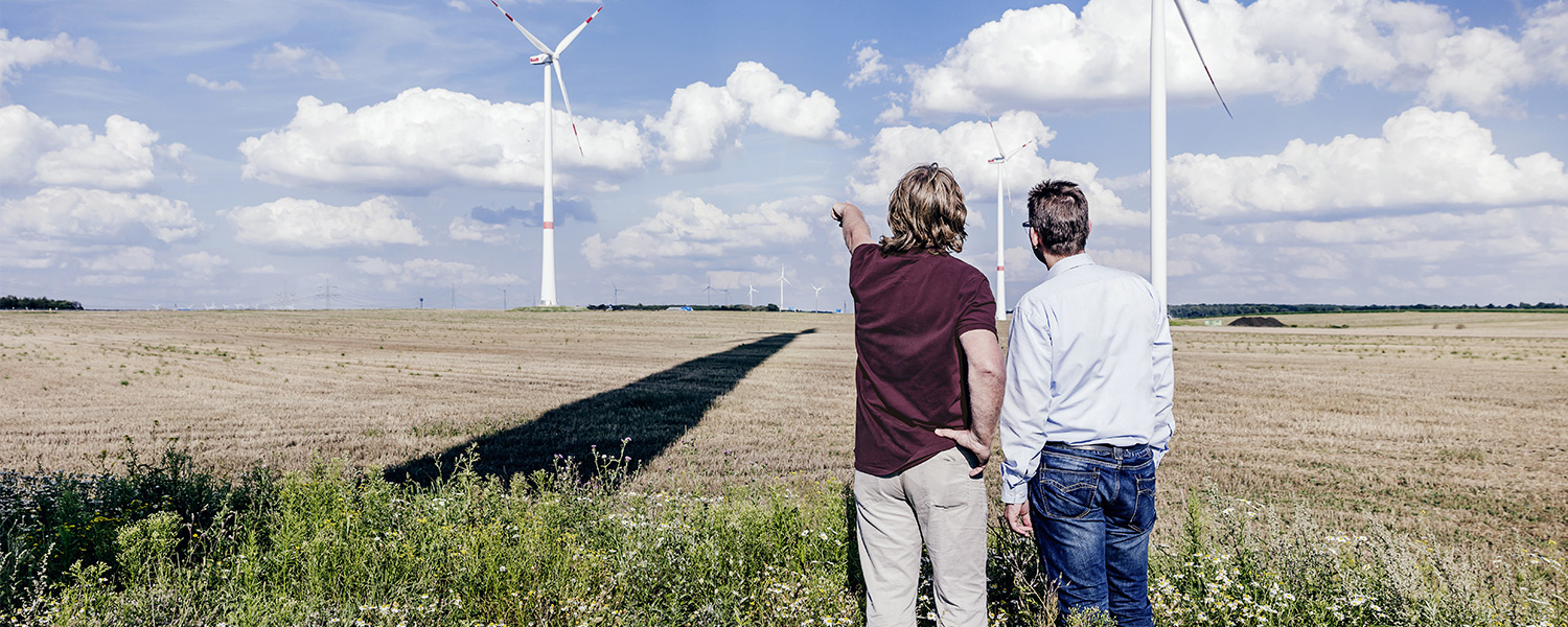 DKB-Fachbereichsleiter Jörg-Uwe Fischer und Jan Teut blicken auf den Windpark Lindenberg