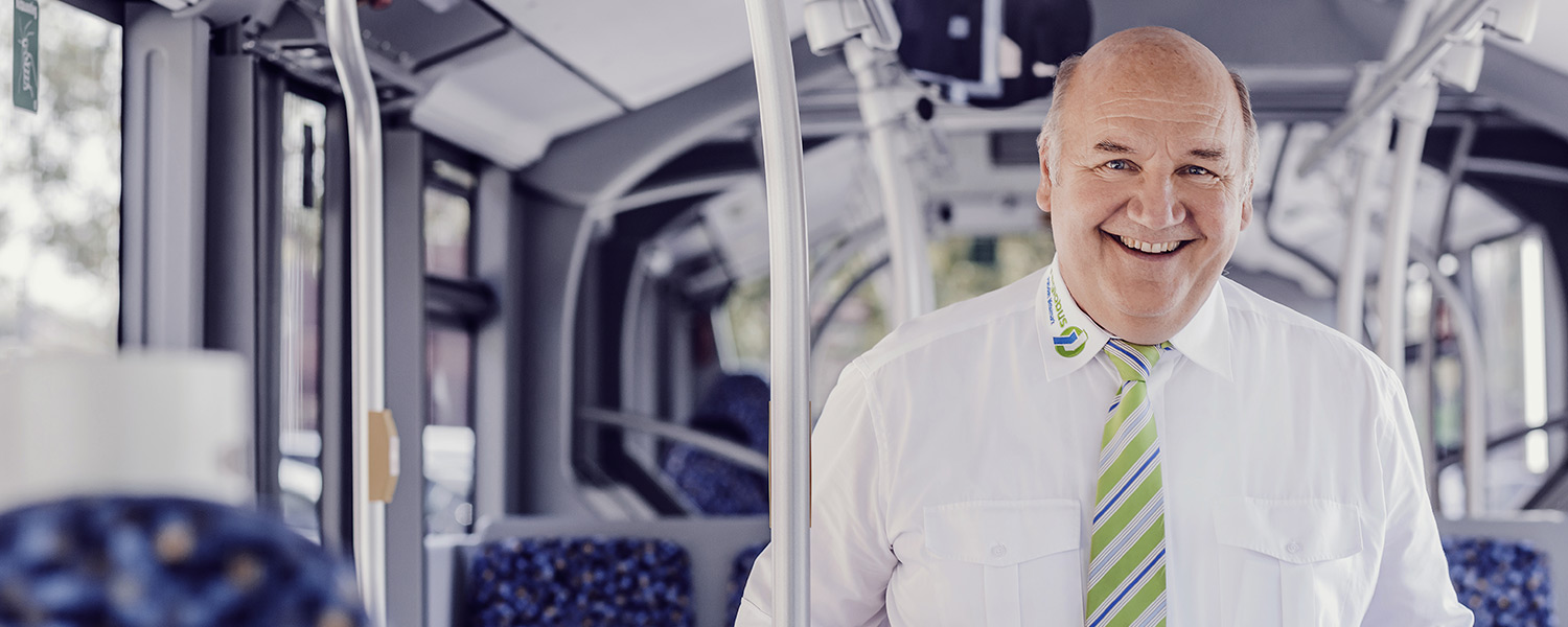 regiobus Geschäftsführer Hans-Jürgen Hennig im umweltfreundlichen Hybridbus