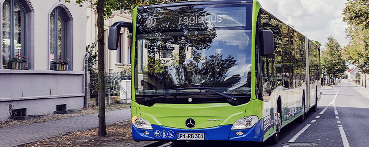 Umweltfreundlicher ÖPNV in ländlichen Regionen: mit dem Hybridbus in die nächste Stadt